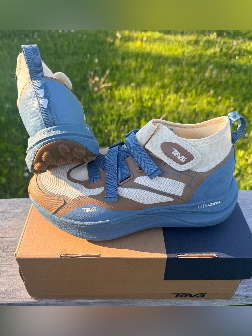Teva Trailwinder Hiking Shoe in Cream / Blue, women’s 8.5 US